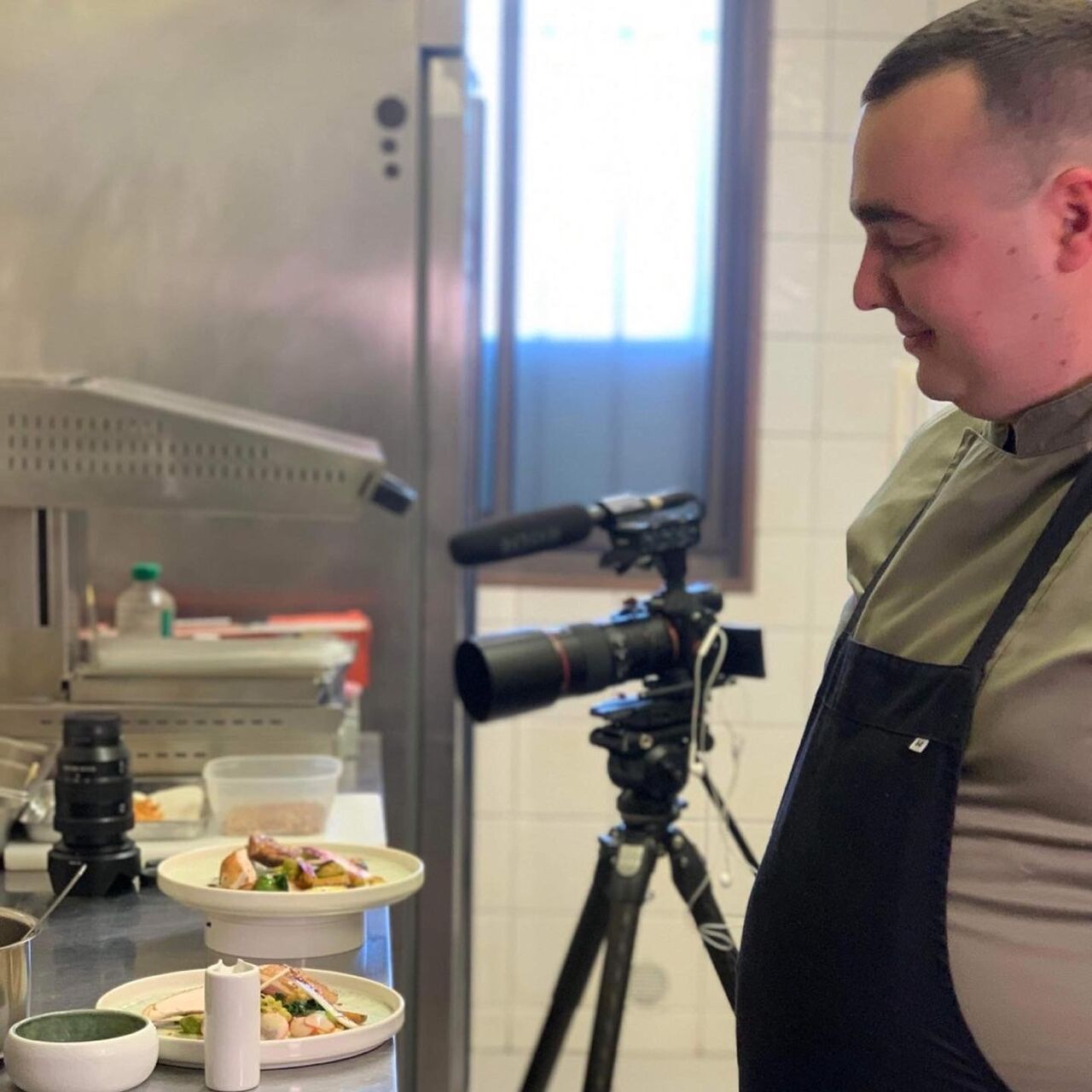 Le chef Bastien Delgado devant la caméra de France 3 dans sa cuisine