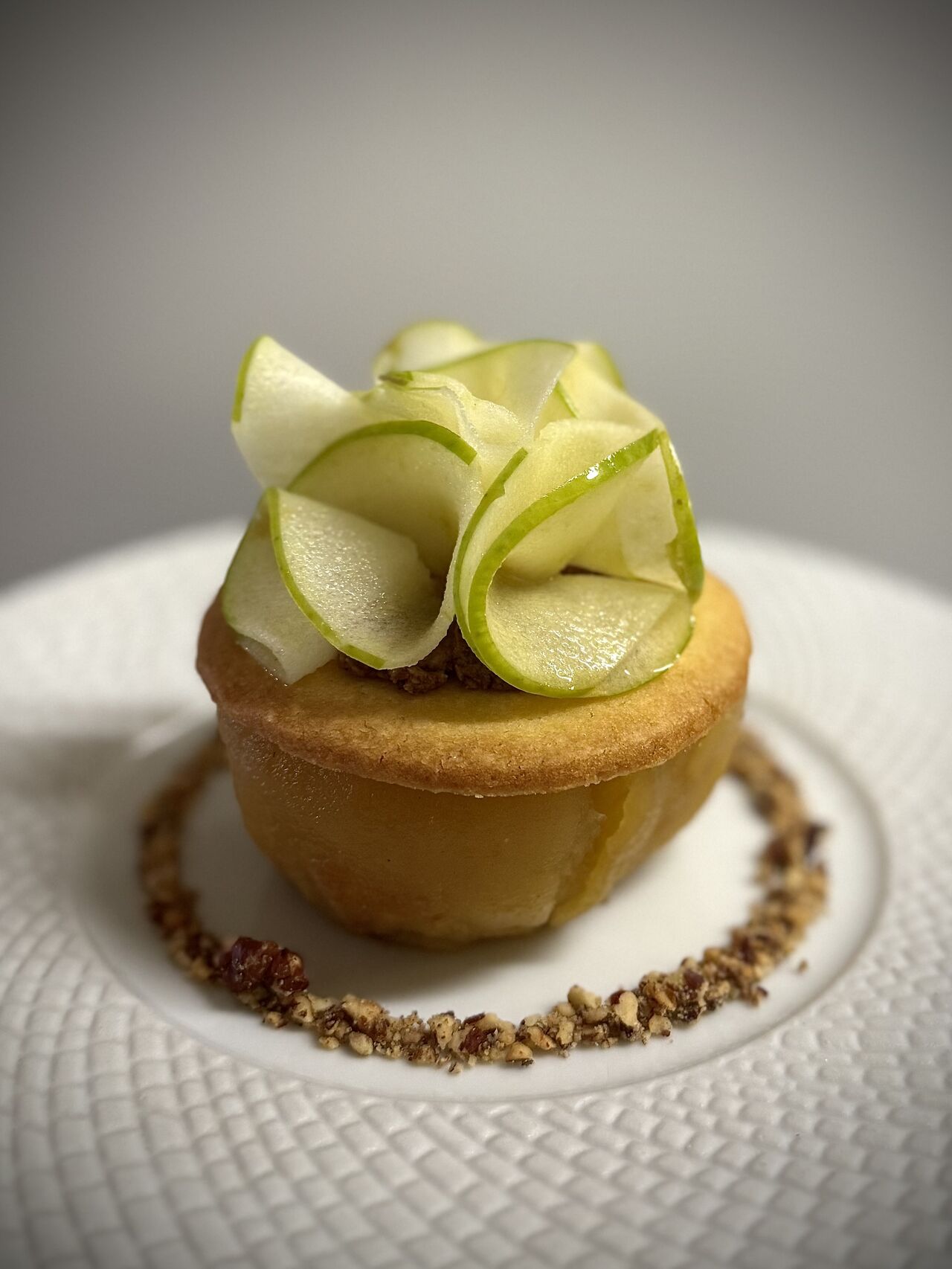 Dessert à la pomme finement tranchée sur un sablé, crémeux tonka