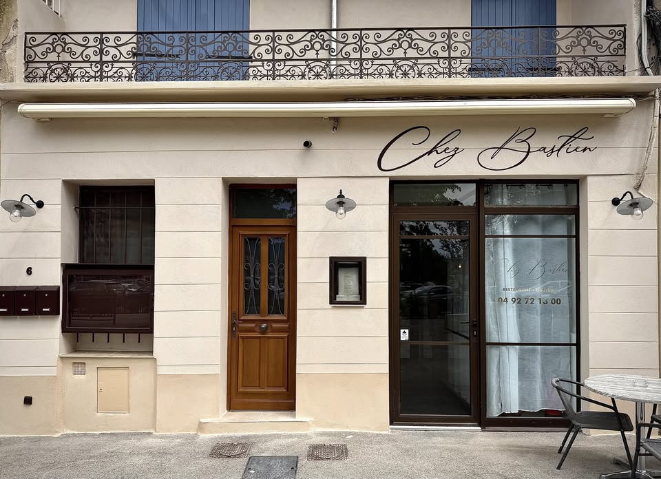 Façade de Chez Bastien avec son enseigne en lettres cursives