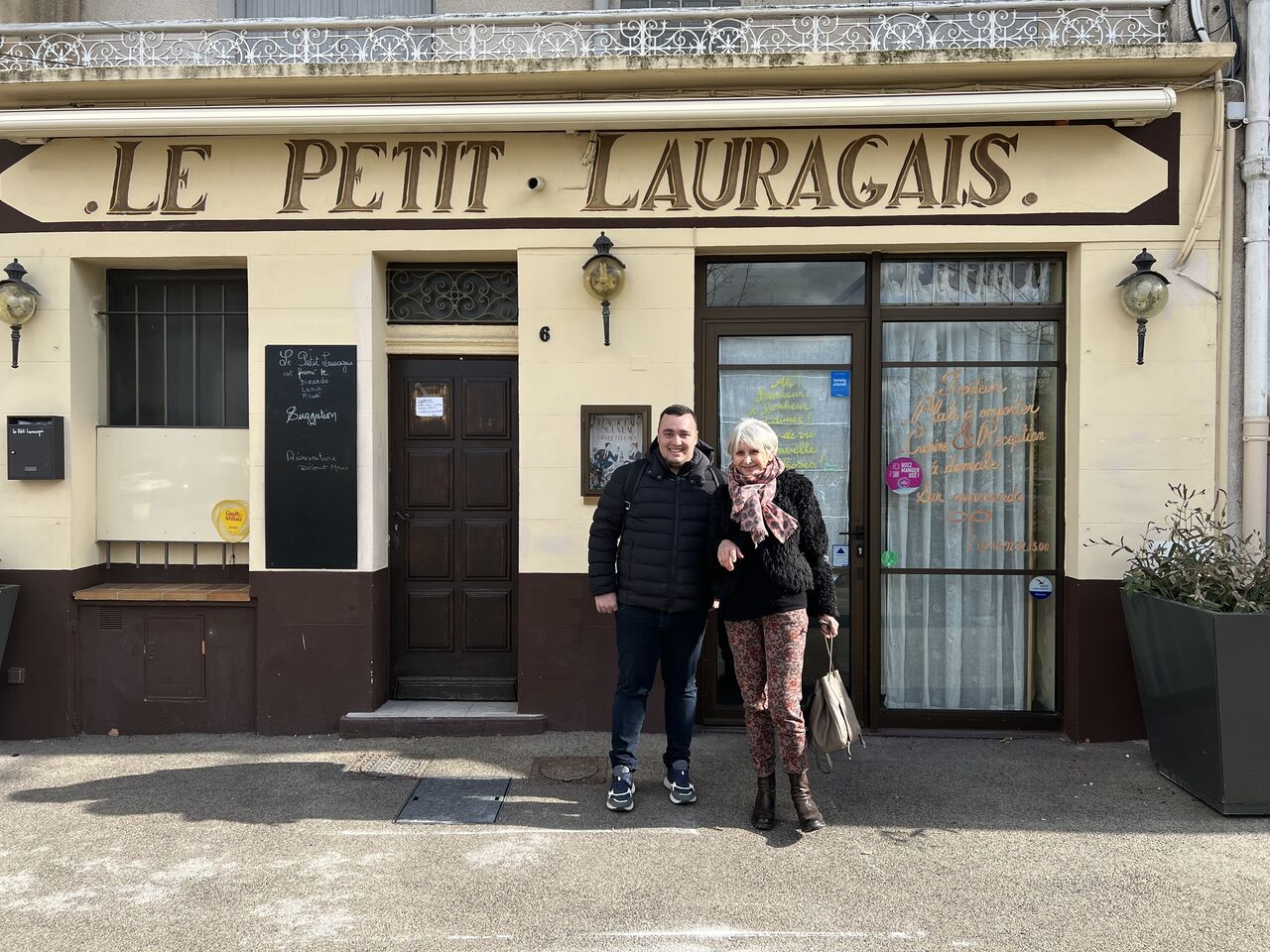 Façade de l’ancien Petit Lauragais, place du Terreau, avec Lucette Di Biase et Bastien Delgado