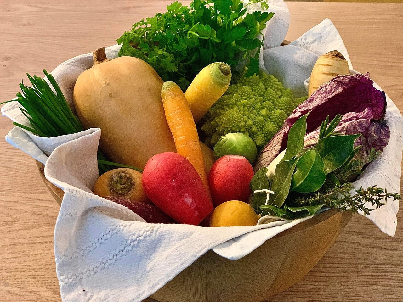 Panier de légumes de saison frais, livrés par les maraîchers locaux