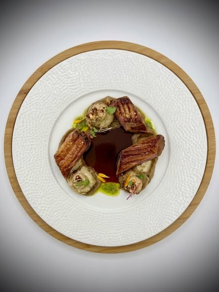 Épaule de veau confite et croustillante, jus corsé