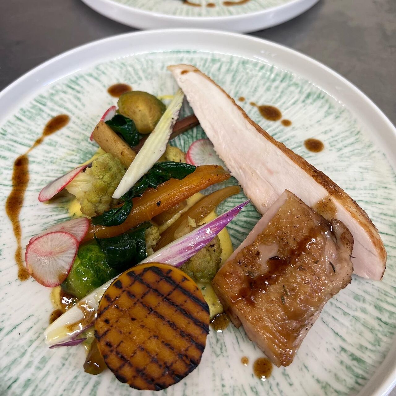 Volaille rôtie et légumes grillés sur assiette verte