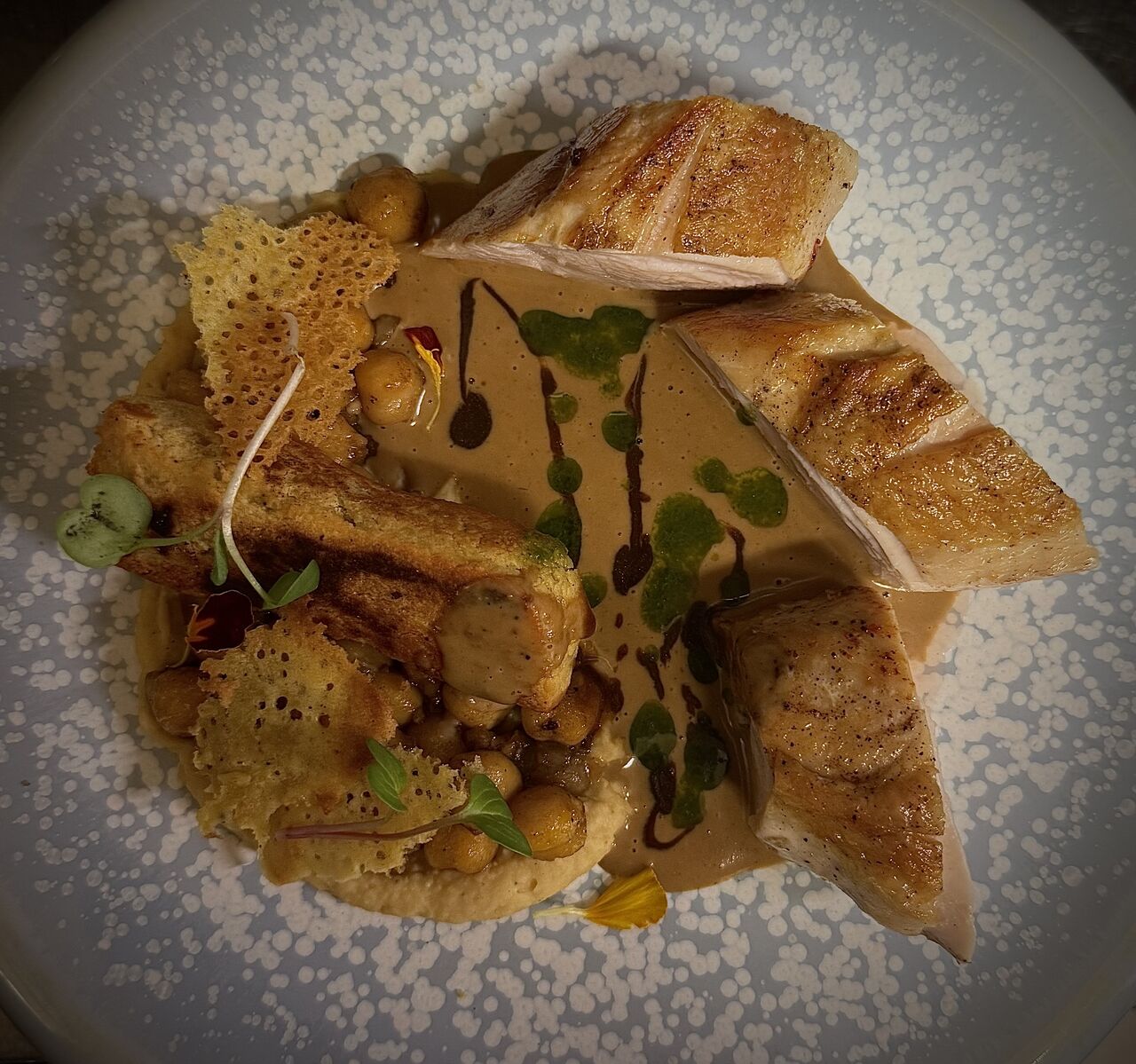Poisson rôti, pois chiches et chips croustillantes