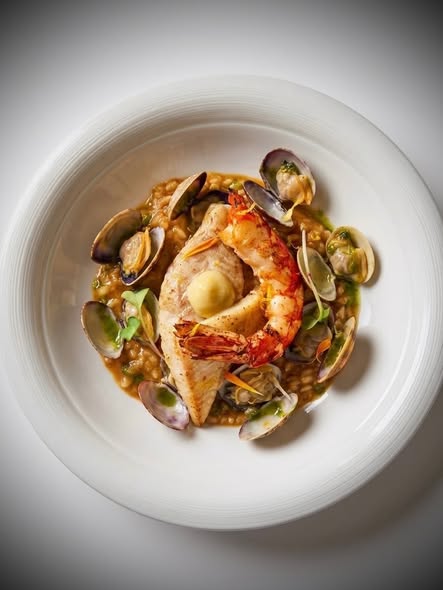 Filet de Saint-Pierre et gambas grillée, risotto de petit épeautre aux palourdes
