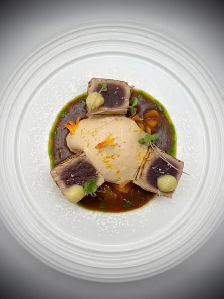Thon mi-cuit et foie gras dorés, légumes de saison et jus réduit