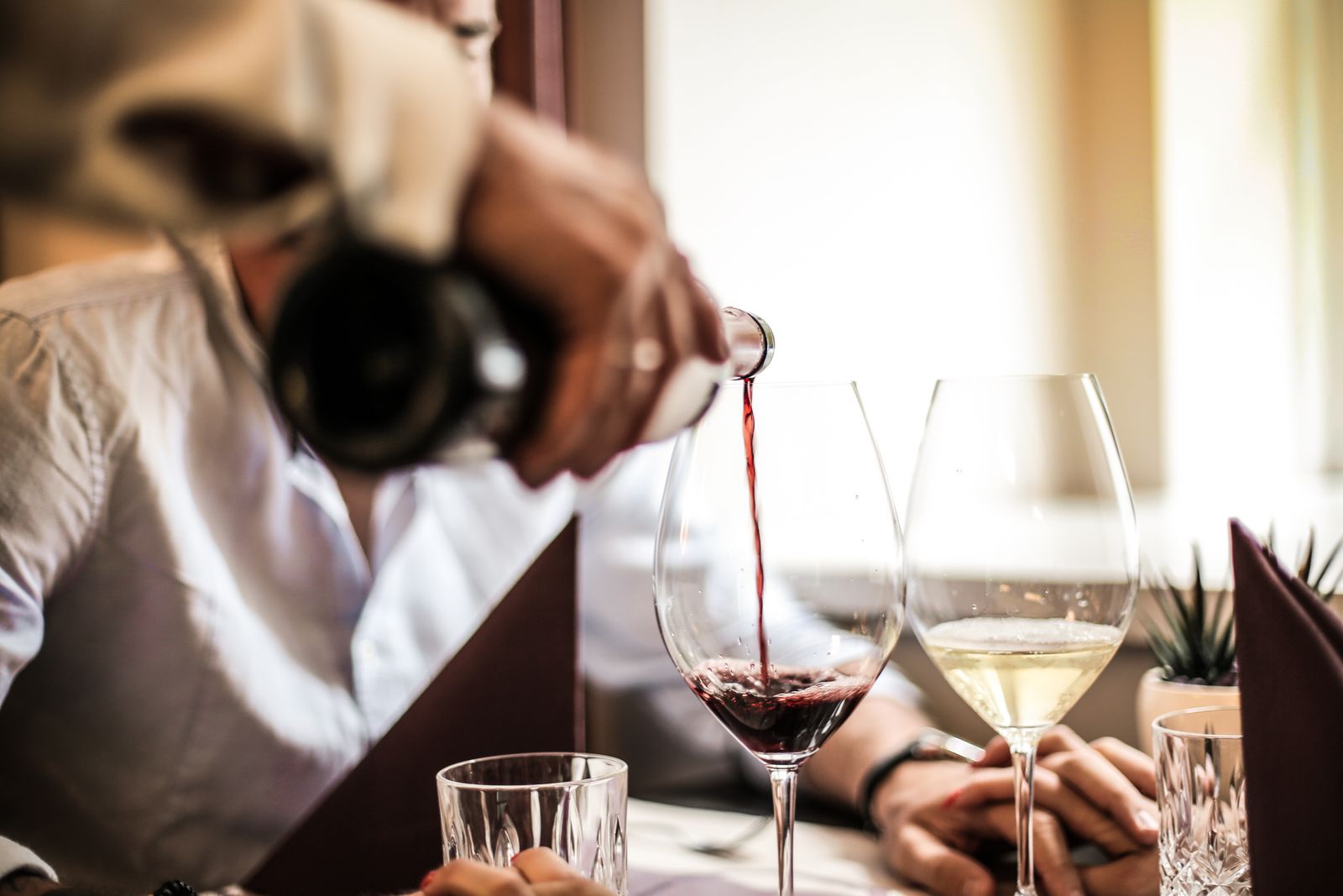 Service du vin rouge à table